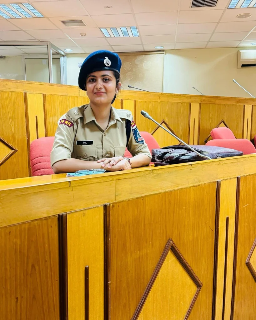 IPS Divya Tanwar Age